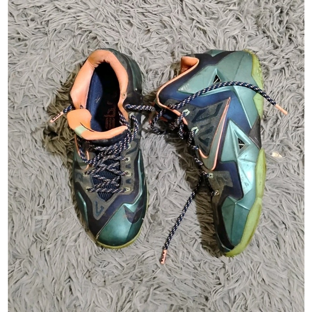 Nike LeBron 11 Miami vs Akron Men Size 8.5 Sneakers 616175-400